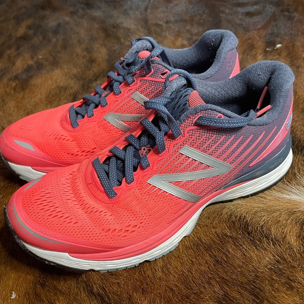 Like new New Balance pink and Navy running shoes 8